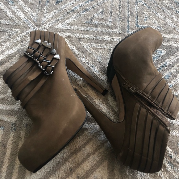 Shoes - Picture 5 of 9